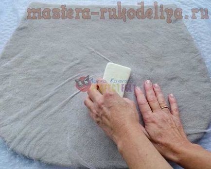 Clasa master pe felierea umedă a unui sac elegant de cardoche