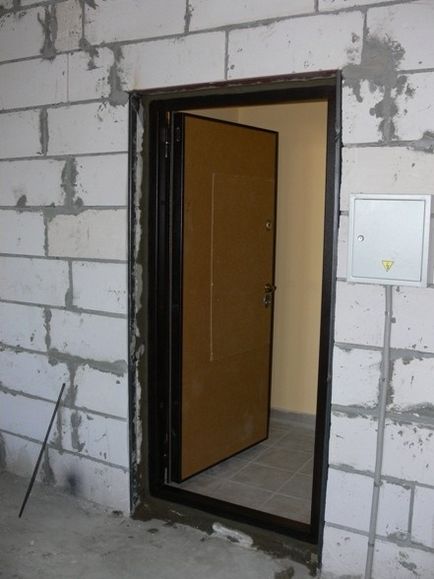 Instalarea ușii din față în case cu pereți de spumă - o enciclopedie de construcție și reparații