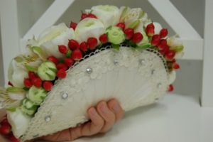 Необичайни сватбени букети за булки с техните ръце снимка
