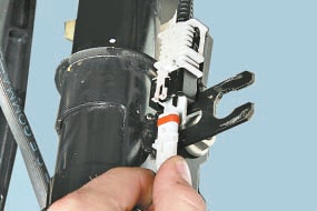 Demontarea și instalarea unui raft de amortizare a șocurilor de suspensie a suspensiei înainte și după instalare