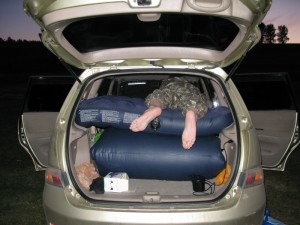 Organizarea unui loc de dormit în mașină, în stil off-road