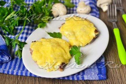 Carne de porc cu ciuperci și brânză în cuptor, rețetă cu o fotografie