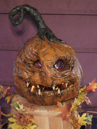 Legume din papier mache modelate dovleci pentru Halloween