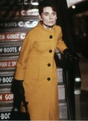 Coat în stilul lui Audrey Hepburn