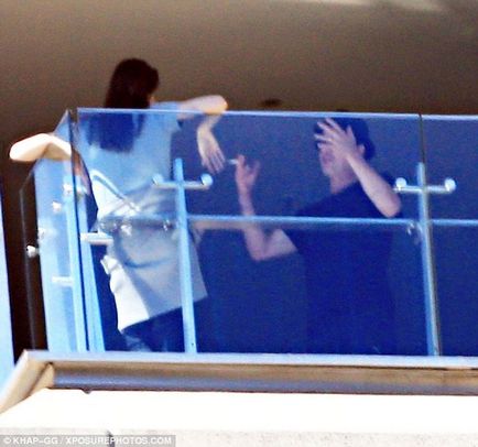Paparazzi a fotografiat-o pe Angelina fumând după o ceartă cu Brad Pitt