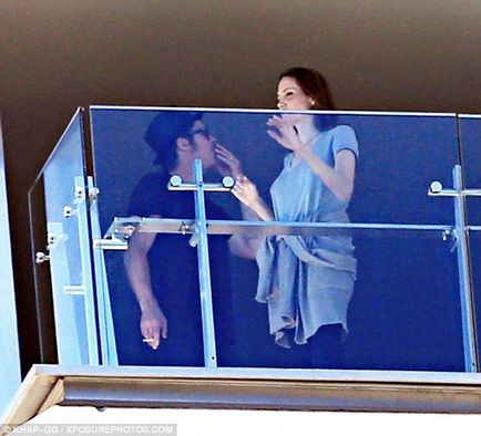 Paparazzi a fotografiat-o pe Angelina fumând după o ceartă cu Brad Pitt