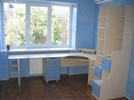 Письмовий стіл біля вікна в дитячій кімнаті - приклади (21 фото)