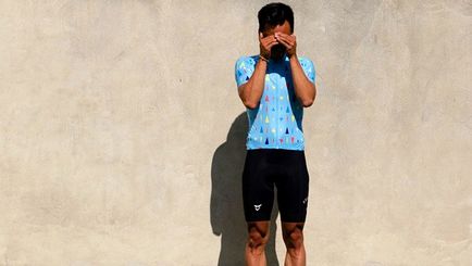 De ce cicliștii se îmbracă atât de ciudat?