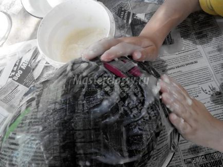 Artizanat din papier mache cu mâinile pentru clasa de master de grădină cu fotografie și video