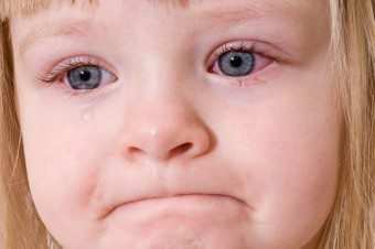 Зачервяване на бялото на очите на детето