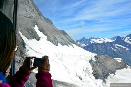 Az út a Jungfraujochra, hogy vizsgálják felül a turista kapuletta