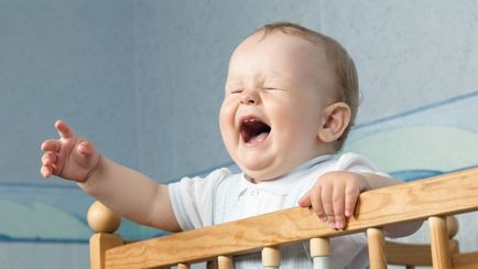 A baba leesett az ágyról, a kanapén, amelyek a gyermek esett a kerekesszékes fejjel lefelé (ágy) A baba leesett az ágyról, a kanapén, amelyek a gyermek esett a kerekesszékes fejjel lefelé