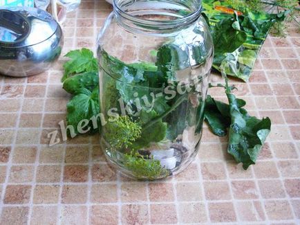 Рецепт хрустких огірків на зиму, огірки з дубовим листям - рецепт з фото