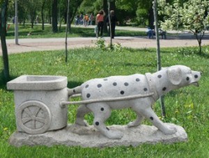 Sculptura in gradina a cainilor