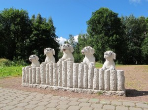 Sculptura in gradina a cainilor