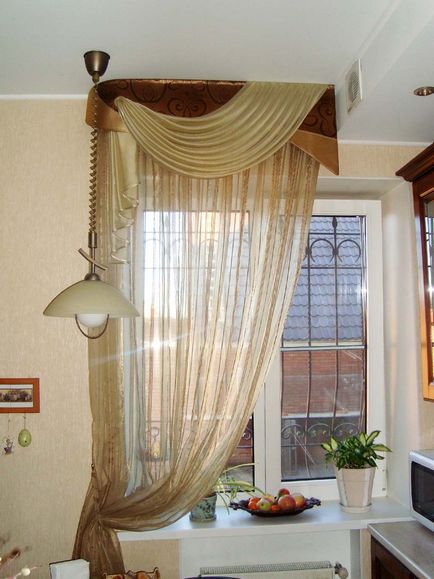 A függöny az egyik oldalról a konyhaablakon, szép design összeszerelt függönyöket lambrequins on