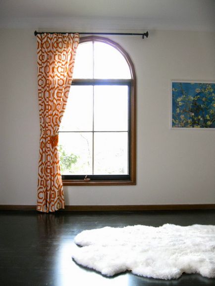 A függöny az egyik oldalról a konyhaablakon, szép design összeszerelt függönyöket lambrequins on