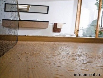 Fogsz laikus laminált padló a konyhában kezével részletes utasításokat fotókkal és videó példák