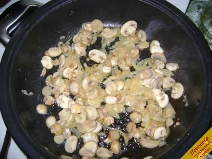 Champignon mártással (recept lépésről lépésre a fotó)