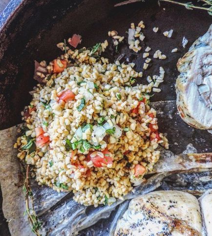 Tabula a bulgur paradicsommal és gyógynövények - tökéletes köretként vagy