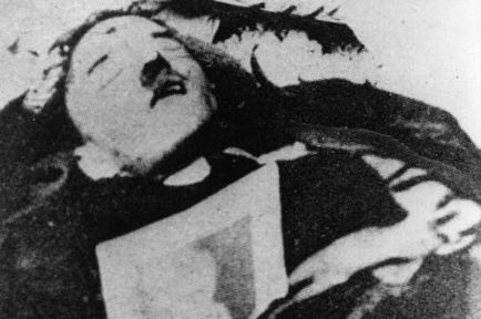 Misterul morții lui Hitler este toate faptele despre sinuciderea Führer-ului și despre miturile despre mântuirea sa, despre papalitatea politică