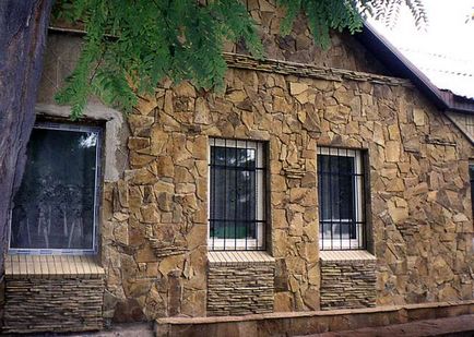 Технологія обробки фасаду і мощення садової доріжки луганським каменем