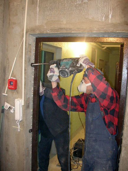 Установка сталевих дверей в бетонні прорізи