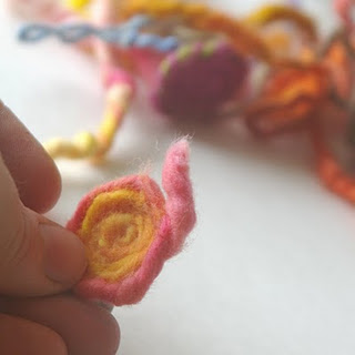 Csodálatos, színes gyapjú szálat a kezében - kézzel készített, kreatív - egy online folyóirat,