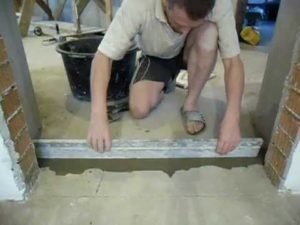 Вирівнювання підлоги плитковим клеєм чи можливо