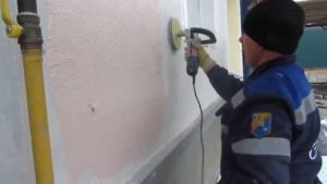 Simítótól vakolás simítóval, mint a saját kezében (felülírás) Simítótól vakolás simítóval, mint a saját kezét