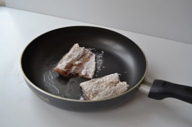 Смажити минтай на сковороді, як приготувати з цибулею