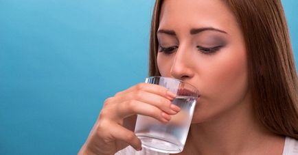 4 Motive pentru a nu bea apă rece și 5 proprietăți benefice de apă caldă
