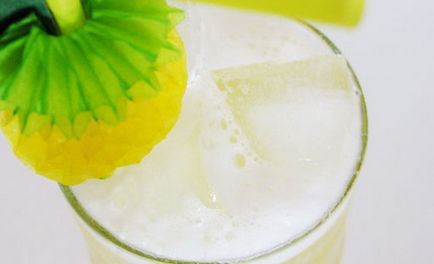 Cocteiluri alcoolice cu lapte de cocos, sirop și lichior