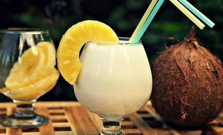 Cocteiluri alcoolice cu lapte de cocos, sirop și lichior