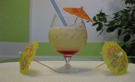 Алкогольні коктейлі з кокосовим молоком, сиропом і лікером