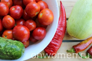 Válogatott téli paradicsom és uborka és a paprika és a cukkini recept egy fotó