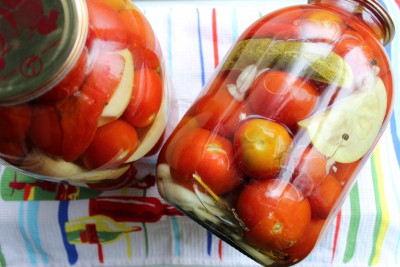 Válogatott téli paradicsom és uborka és a paprika és a cukkini recept egy fotó