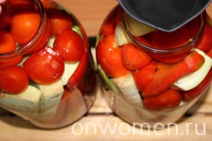 Асорті на зиму з огірків і помідорів і перцю і кабачків рецепт з фото