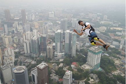 Basejumping sau cum să sari de pe o piatră și pământ pe picioarele tale