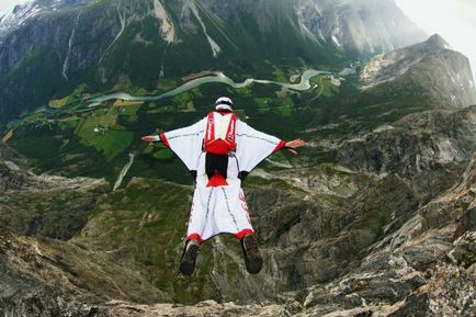 Basejumping sau cum să sari de pe o stâncă și pe pământ