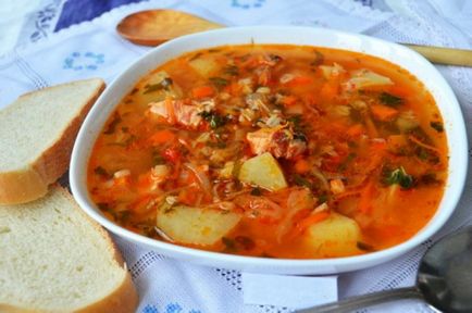 Borsch cu șprot în roșii este o versiune originală a celebrului fel de mâncare