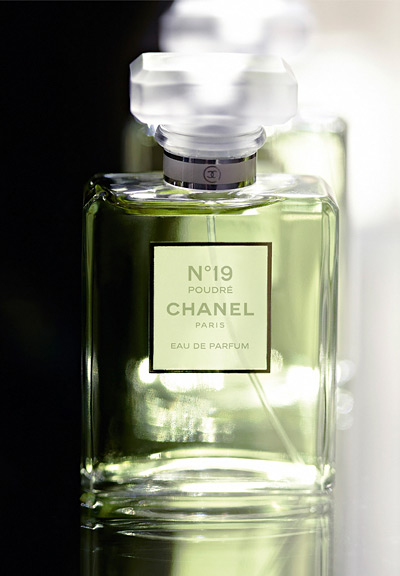 Chanel No. 19 poudre - o interpretare îndrăzneață și creativă a legendarului parfum feminin de la chanel