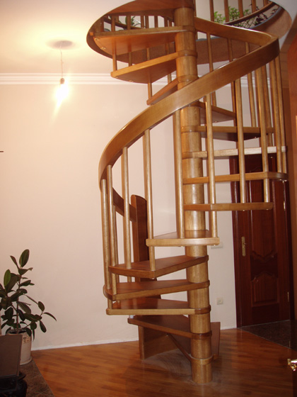 Instrucțiuni pentru calcularea și instalarea scărilor din lemn în spirală (fotografie și video)