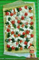 Дівчата - ситний пиріг зі шпинатом, помідорами і сиром на листковому тісті