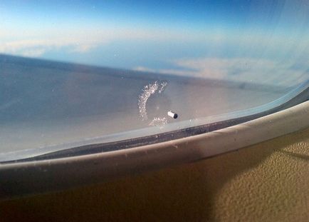 De ce am nevoie de o gaură în fereastra avionului