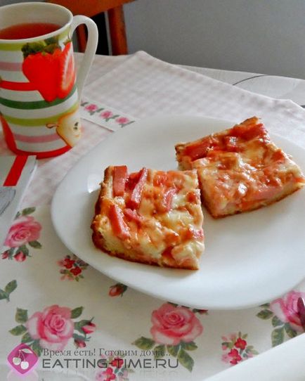 Acasă pizza pizza cu cârnați și brânză