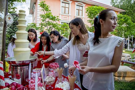 Гламур по-Алматинської показ колекції Куралай Нуркаділова