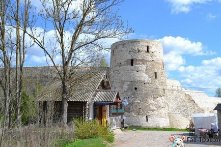 Cetatea Izborsk din vechiul Izborsk