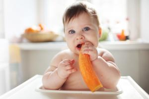 Як навчити дитину жувати і ковтати їжу до віку 2 роки
