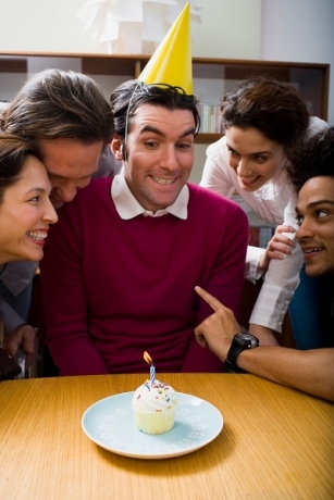 Hogyan ünnepli születésnapját a munkahelyi
